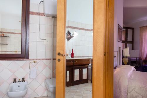 uma casa de banho com um lavatório, um WC e um lavatório. em Green Village em San Giorgio a Liri
