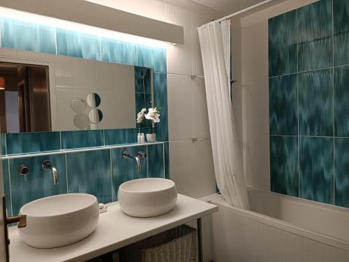 une salle de bain avec un lavabo et un miroir dans l'établissement Appartement Trouville-sur-Mer vue mer imprenable, à Trouville-sur-Mer
