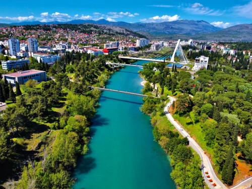 uma vista aérea de uma ponte sobre um rio em COUZY PLACE TO STAY em Podgorica