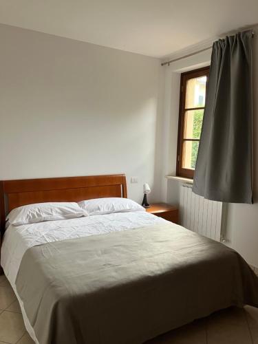 una camera con un grande letto e una finestra di Acero a Cortona