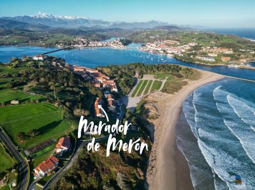 una vista aérea de la playa y del océano en El Mirador de Merón, en San Vicente de la Barquera