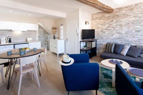 un salon avec un canapé bleu et une table dans l'établissement L16 Suite Malonat Vieux Nice 1 min Mer/ 2 chbres & AC, à Nice