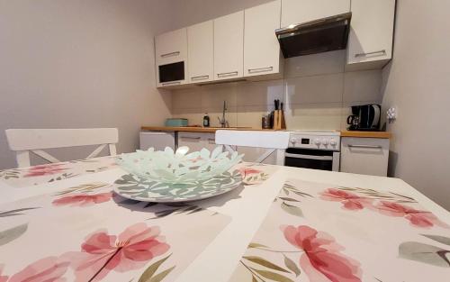 eine Küche mit einem Tisch und einer Schüssel darauf in der Unterkunft Apartamenty Sienkiewicza10 in Łomża