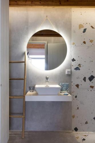 a bathroom with a sink and a mirror at Ωκεανίς Κίμωλος in Kimolos