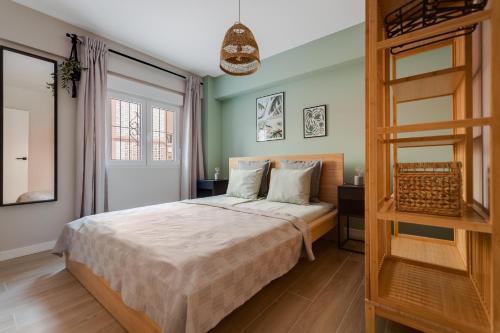 een slaapkamer met een bed en een raam bij La Papaya - Apartamento Alicante in Alicante