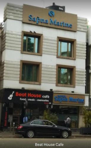 a car parked in front of a beach house cafe at HOTEL SAPNA MARINE in Mumbai