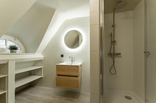 a bathroom with a shower and a sink at De zandberg Vakantiewoning in Neerpelt