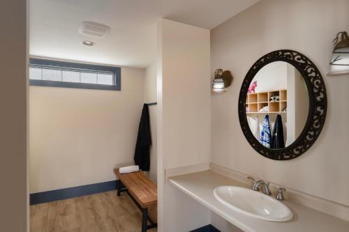 ein Bad mit einem Waschbecken und einem Spiegel in der Unterkunft Christmas Farm Inn and Spa in Jackson