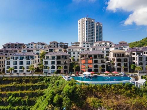 een groep gebouwen met een zwembad op de voorgrond bij Nice-Duc Duong Apartment in Ha Long