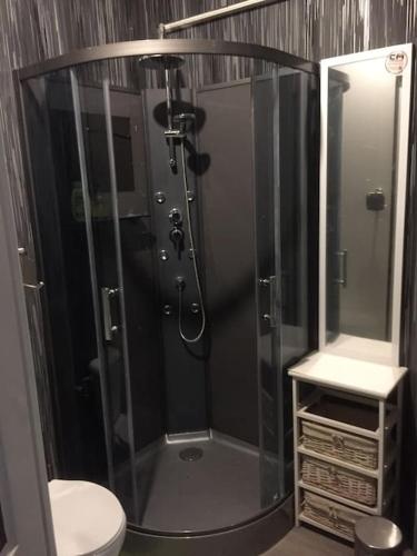 Un baño de le p'tit studio au calme au pied du Jura