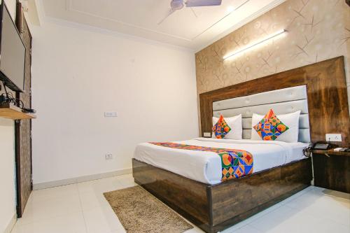 Postel nebo postele na pokoji v ubytování FabHotel Airport Avalon - Nr IGI Airport New Delhi