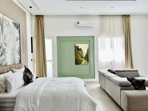 - une chambre avec un lit et un canapé dans l'établissement MyCity, à Rabat