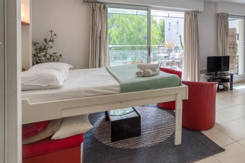 L18 Staywiz us - Central Parking terrace AC 10mins walk to beaches