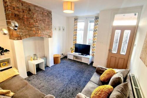a living room with a couch and a tv at Cosy & Stylish 2 Bedroom House, King-bed & more in Hull