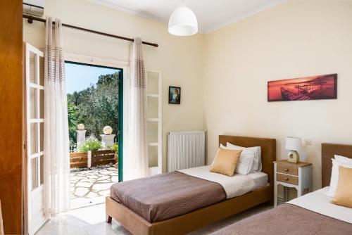 イプソスにあるIpsos Panoramic Views by Konnectのベッドルーム1室(ベッド2台付)、スライド式ガラスドアが備わります。
