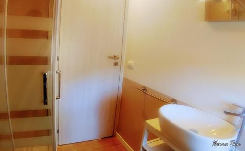 baño con lavabo blanco y puerta en "Il Sentiero" - Belfiore, en Foligno