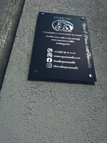 a sign on the side of a wall at Vanadis, Suites d'exceptions & spa - LE BALNEO in Pacy-sur-Eure