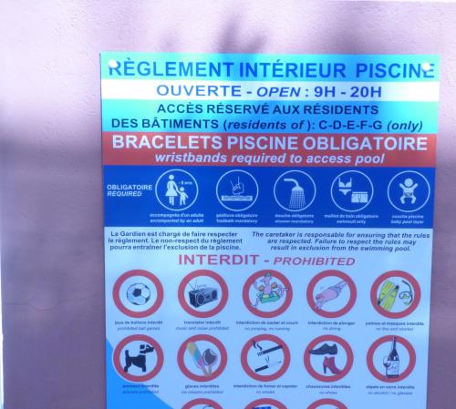 a sign on the side of a wall with signs on it at Mer, plages, piscine, paysages ydilliques:LE REVE! in Théoule-sur-Mer