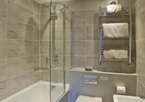 ein Bad mit einer Dusche, einem WC und einem Waschbecken in der Unterkunft 1 White Point in Southwold