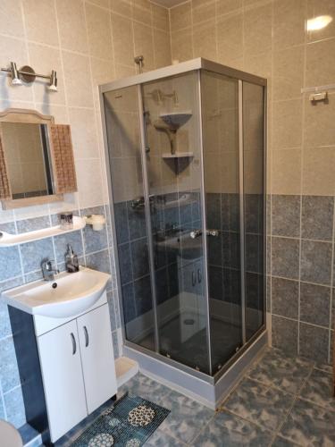 y baño con ducha y lavamanos. en Marino, en Kołobrzeg