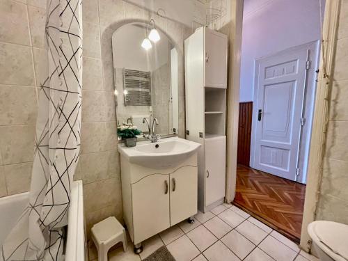 y baño con lavabo, aseo y bañera. en Jolan Suite, en Budapest