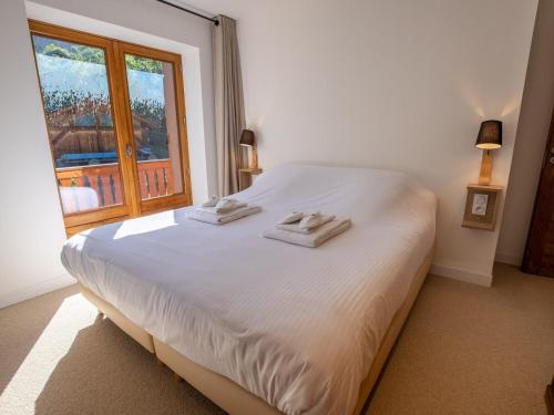um quarto com uma cama com duas toalhas em Chalet Méribel, 5 pièces, 10 personnes - FR-1-688-17 em Méribel