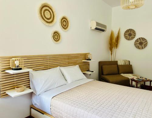 1 dormitorio con 1 cama blanca y 1 silla en Gazonia Family Estate en Skala Kefalonias