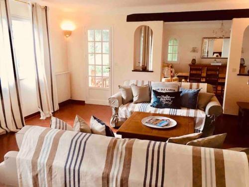 Sala de estar con 2 sofás y mesa en Seaview Villa Petit Prince, Pool, air conditioning, en Sainte-Maxime