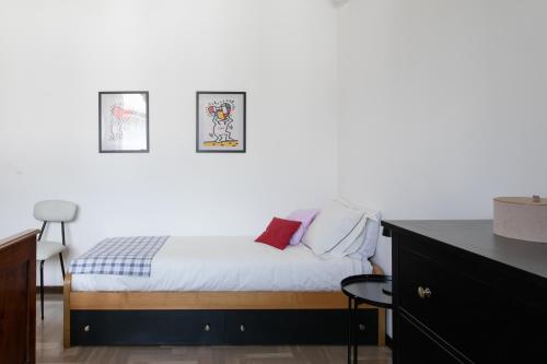 a small bedroom with a bed and a desk at Casa Cairoli in Mira