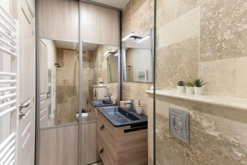 bagno con lavandino e specchio di L19 1BDR Massena central 2mins Sea/PromenadeAC/Balcony a Nizza