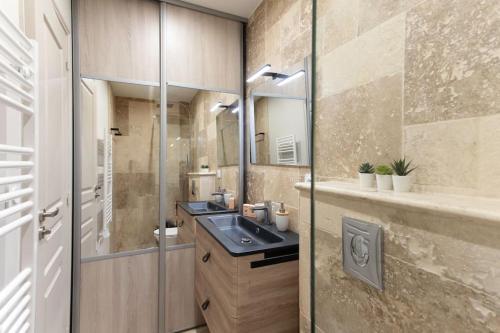 une salle de bain avec un lavabo et un miroir dans l'établissement L19 1BDR Massena central 2mins Sea/PromenadeAC/Balcony, à Nice