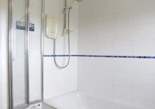 een badkamer met een douche met een douchekop bij 4 Blackshore in Southwold