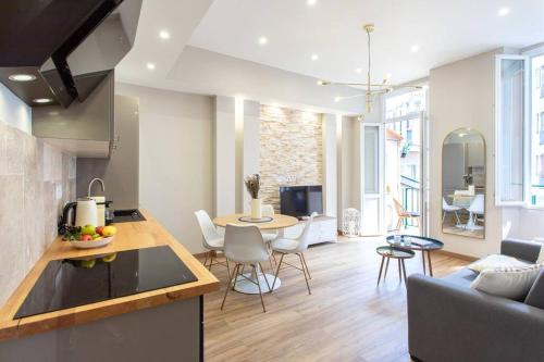 une cuisine et un salon avec un canapé et une table dans l'établissement L19 1BDR Massena central 2mins Sea/PromenadeAC/Balcony, à Nice
