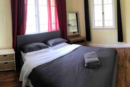 Postel nebo postele na pokoji v ubytování Queenslander in the heart of Atherton - Spotless
