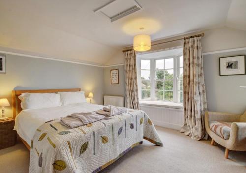 ein Schlafzimmer mit einem großen Bett und einem Fenster in der Unterkunft 4 Doric Place in Woodbridge