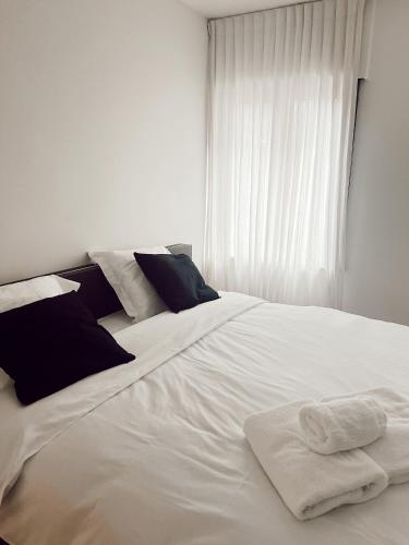 uma cama branca com duas toalhas em cima em Vakantiewoning number 44 em Ypres