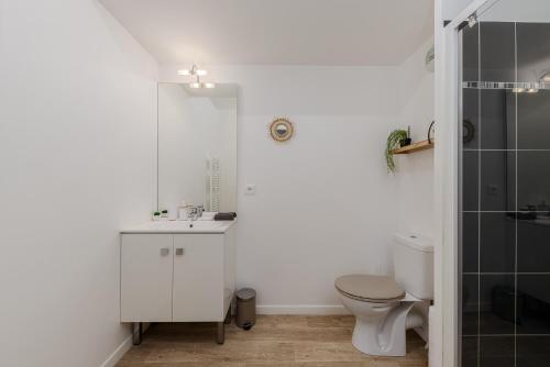 La salle de bains est pourvue de toilettes, d'un lavabo et d'une douche. dans l'établissement Le Panorama - chaleureux et cosy - Proche Bordeaux, à Lormont