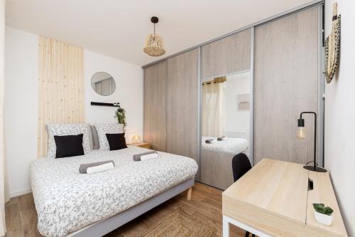 1 dormitorio con cama, mesa y escritorio en Le Panorama - chaleureux et cosy - Proche Bordeaux, en Lormont
