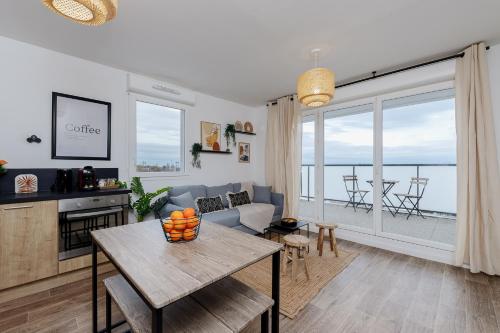 un salon avec un canapé et une table dans l'établissement Le Panorama - chaleureux et cosy - Proche Bordeaux, à Lormont