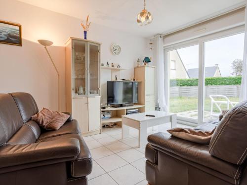 un salon avec un canapé et une télévision dans l'établissement Holiday Home Néroli by Interhome, à Hauteville-sur-Mer