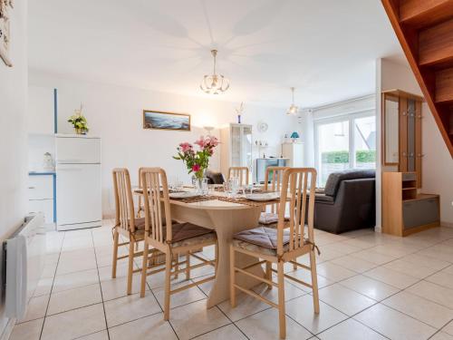 une cuisine et une salle à manger avec une table et des chaises dans l'établissement Holiday Home Néroli by Interhome, à Hauteville-sur-Mer