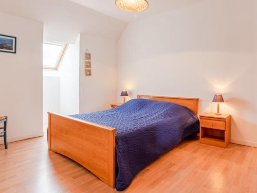 une chambre avec un lit avec une couette bleue dans l'établissement Holiday Home Néroli by Interhome, à Hauteville-sur-Mer