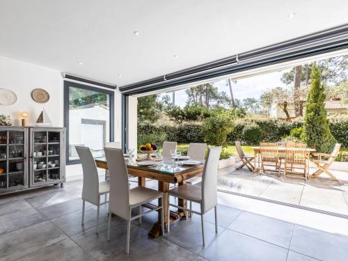 une salle à manger avec une table et des chaises dans l'établissement Holiday Home Les Narcisses by Interhome, à Ronce-les-Bains