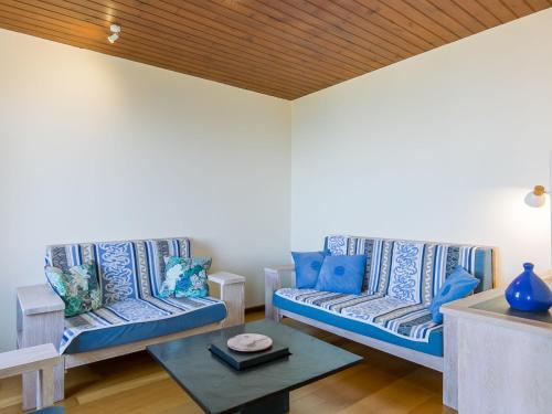 ロキレックにあるHoliday Home Keruzec - LOQ216 by Interhomeのリビングルーム(青と白のソファ、テーブル付)