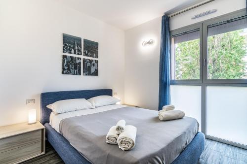 um quarto com uma cama e uma grande janela em San Siro Green em Milão