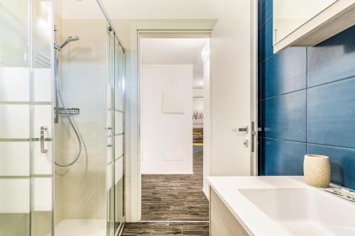 uma casa de banho com um chuveiro e um lavatório. em San Siro Green em Milão