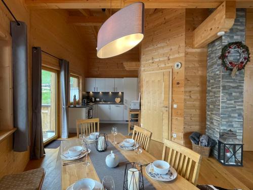 Apartment Jochblick - WIL150 by Interhome في نيديراو: غرفة طعام مع طاولة ومطبخ
