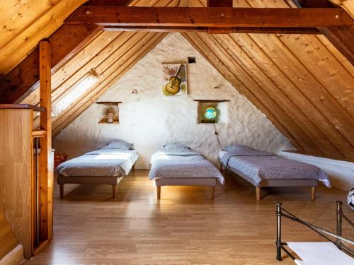 Cette chambre mansardée comprend 3 lits. dans l'établissement Holiday Home La Bergerie by Interhome, à Saint-Sauveur-le-Vicomte