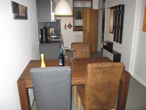 ルブミンにあるApartment Strandvilla - LUB116 by Interhomeのダイニングルームテーブル(椅子付)、ワイン1本
