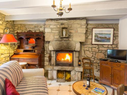 - un salon avec une cheminée en pierre dans l'établissement Holiday Home Keranna by Interhome, à Lampaul-Ploudalmézeau
